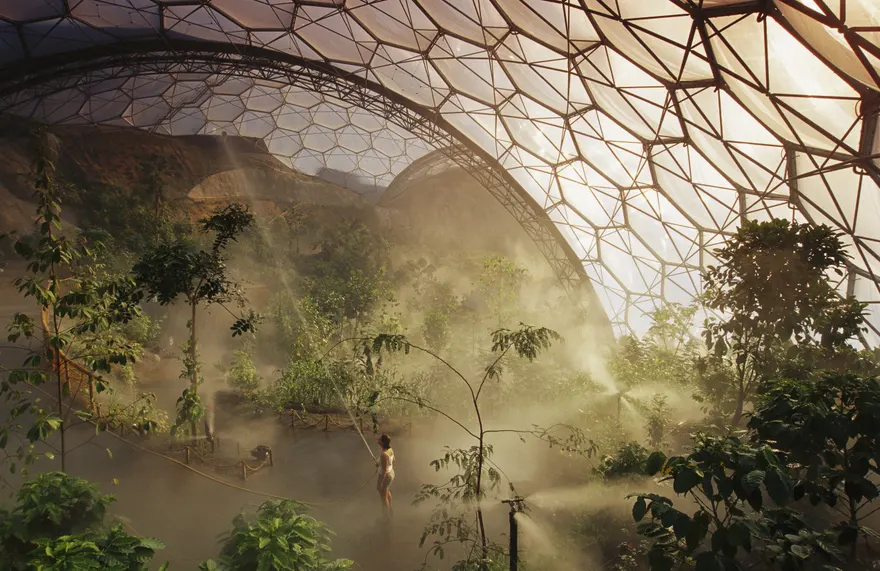 Tech builders : inside the eden project tropical weather biome, spraying to create a pure mist atmosphere